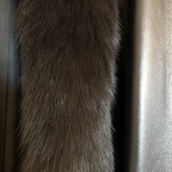 Full length leather coat with fur trim - Picture 5 of 9